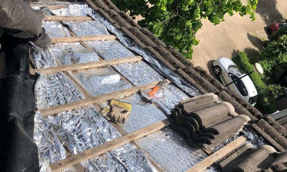 Nieuwe panlatten met dakpannen in Lexmond