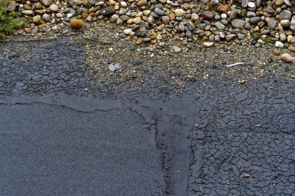 Scheur in het bitumen dak in Vianen