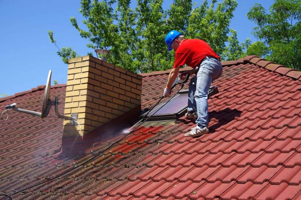 Schoonspuiten van de dakpannen in Vianen